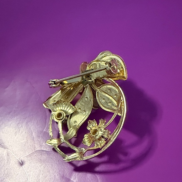 Elegant Gold Floral Brooch with Faux Pearls - Picture 3 of 4